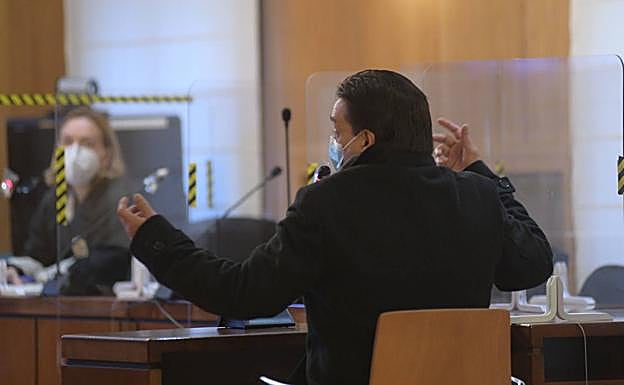 Rafael L. R. gesticula durante su declaración en el juicio celebrado el pasado mes de enero.