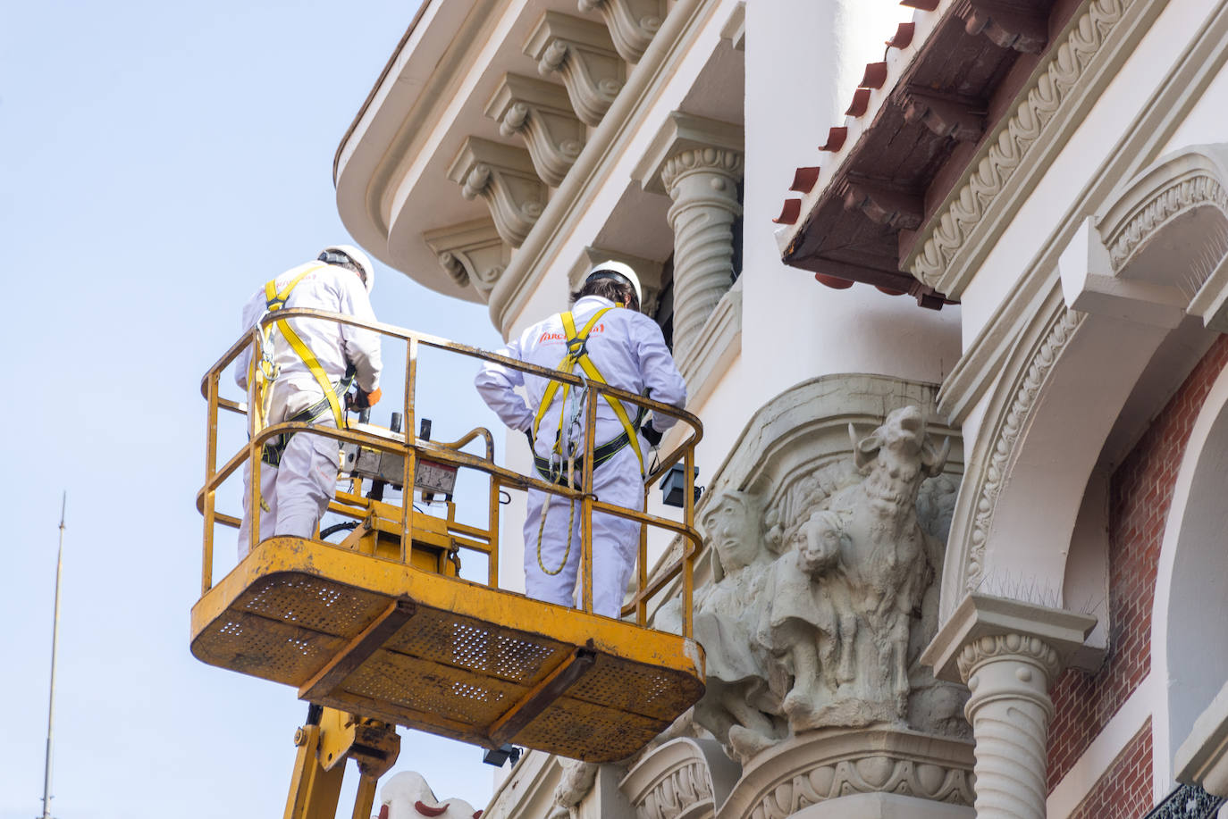 Dos técnicos inspeccionan ayer el 'Ecce Homo' desde una grúa. 