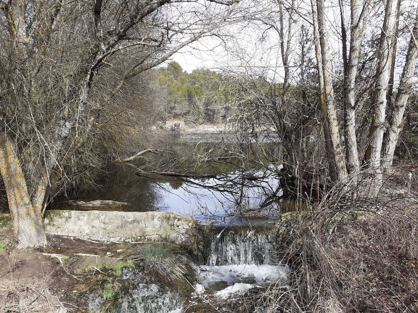 Un grupo de excursionistas en el pantano de la Santa Espina.