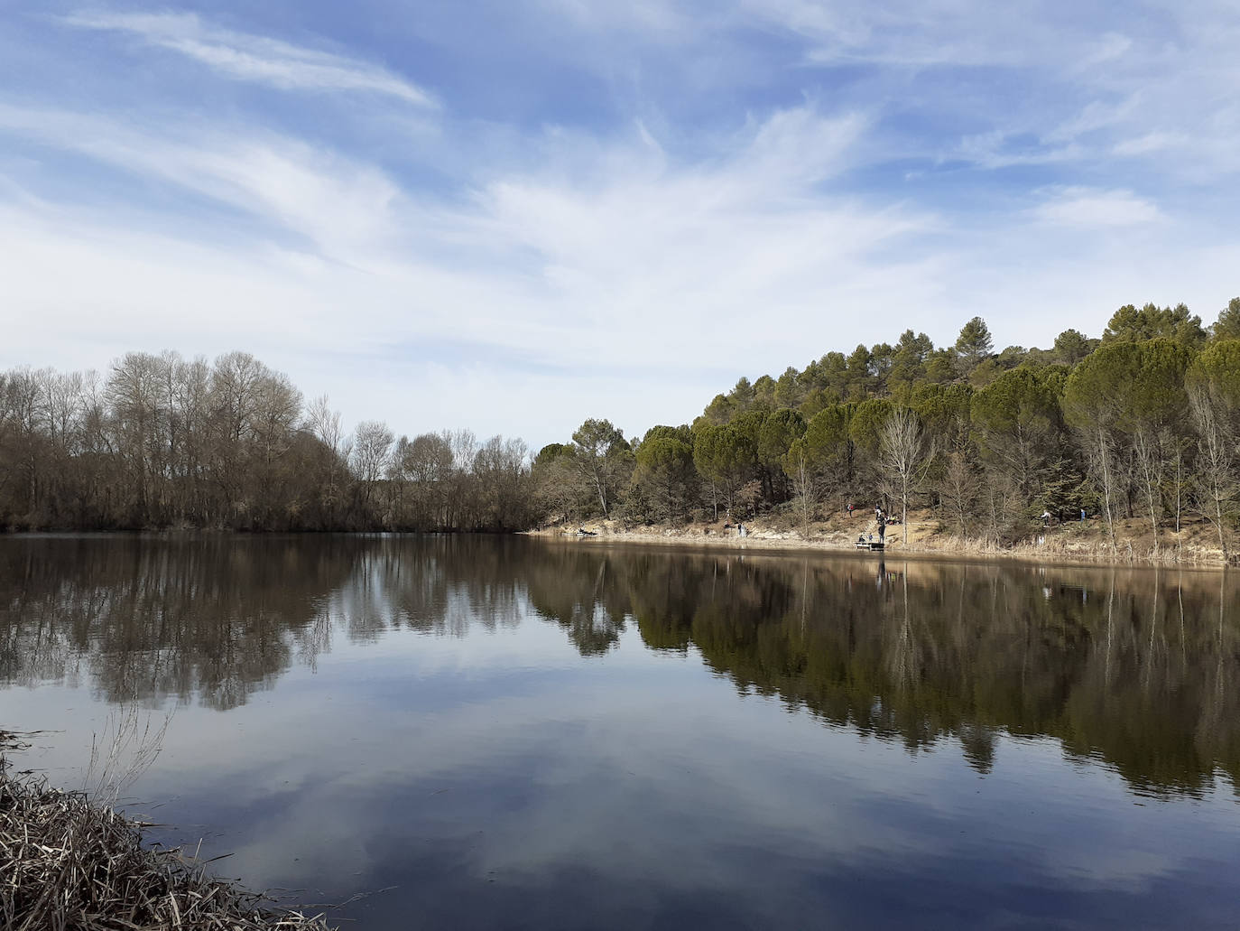 Un grupo de excursionistas en el pantano de la Santa Espina.