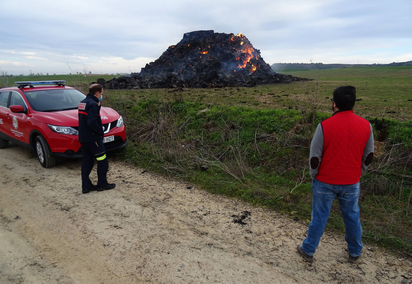 Fotos: Un incendio intencionado quema 180 toneladas de paja en Valladolid