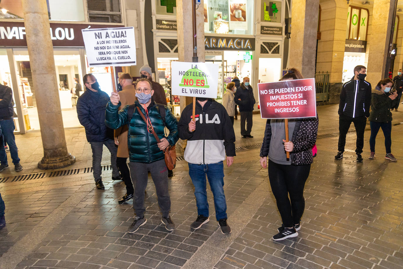 Fotos: Los hosteleros de Palencia protestan por las pérdidas de sus negocios