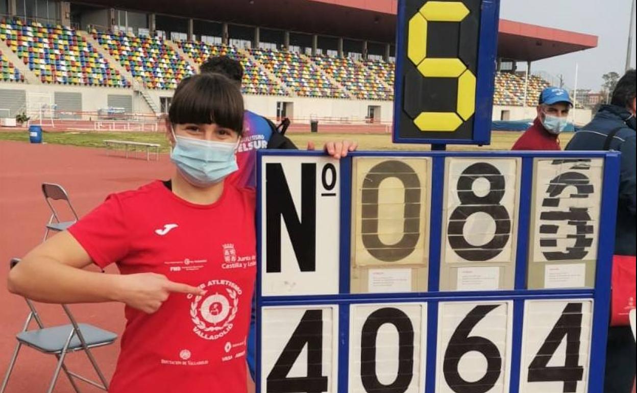 Nerea posa junto a la tablica con la marca que le dio el título de campeona de España