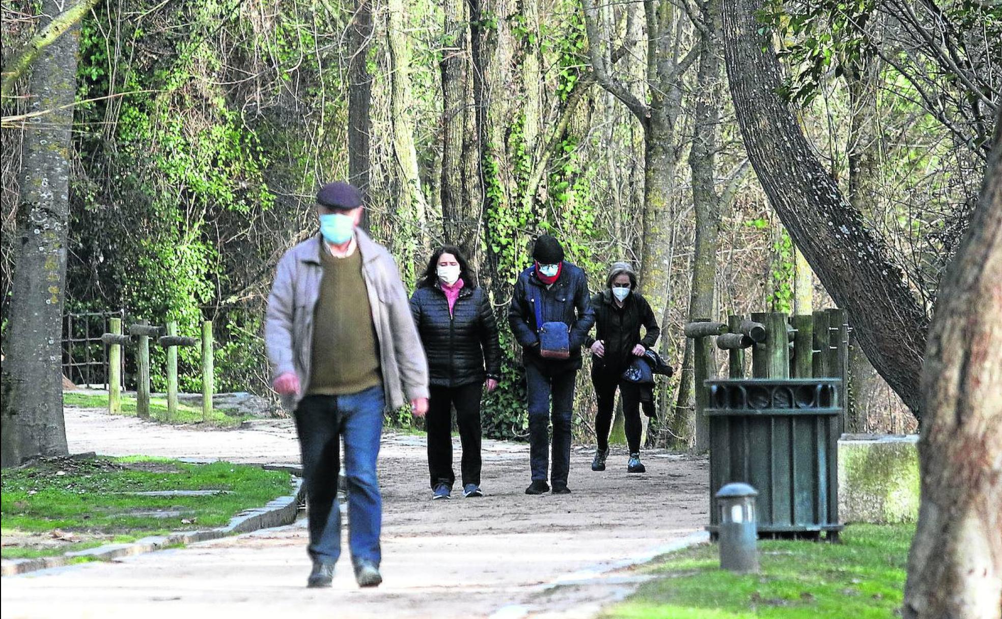 Andariegos pasean por la Alameda del Parral, un día de diario. 