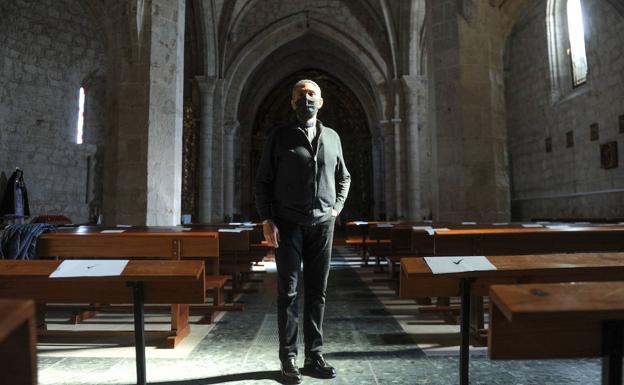 El párroco Carlos Fernández, en Santiago Apostol.