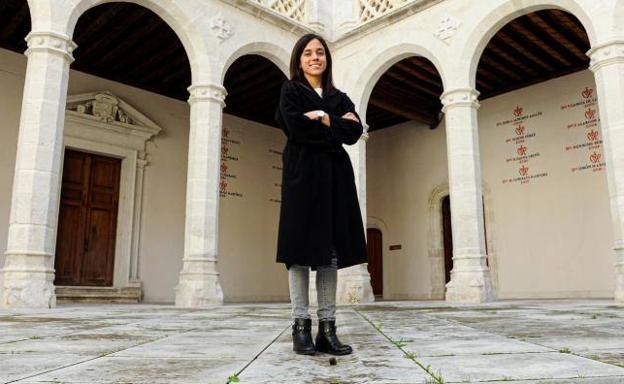 La profesora Marín Cepeda, en el claustro del Rectorado de Valladolid, en el Palacio de Santa Cruz.