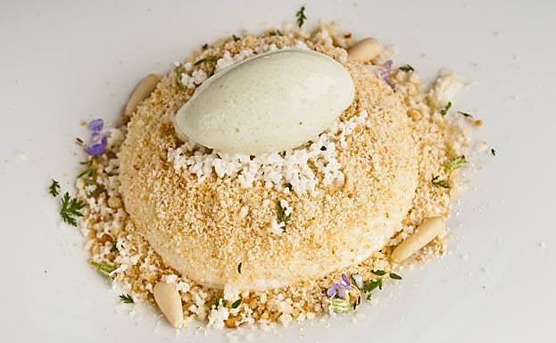 Espuma de piñón blanco de Pedrajas, helado de piñas verde de pino, tierras de pan de pino, polvo helado de perpetua con hojas y flores. 