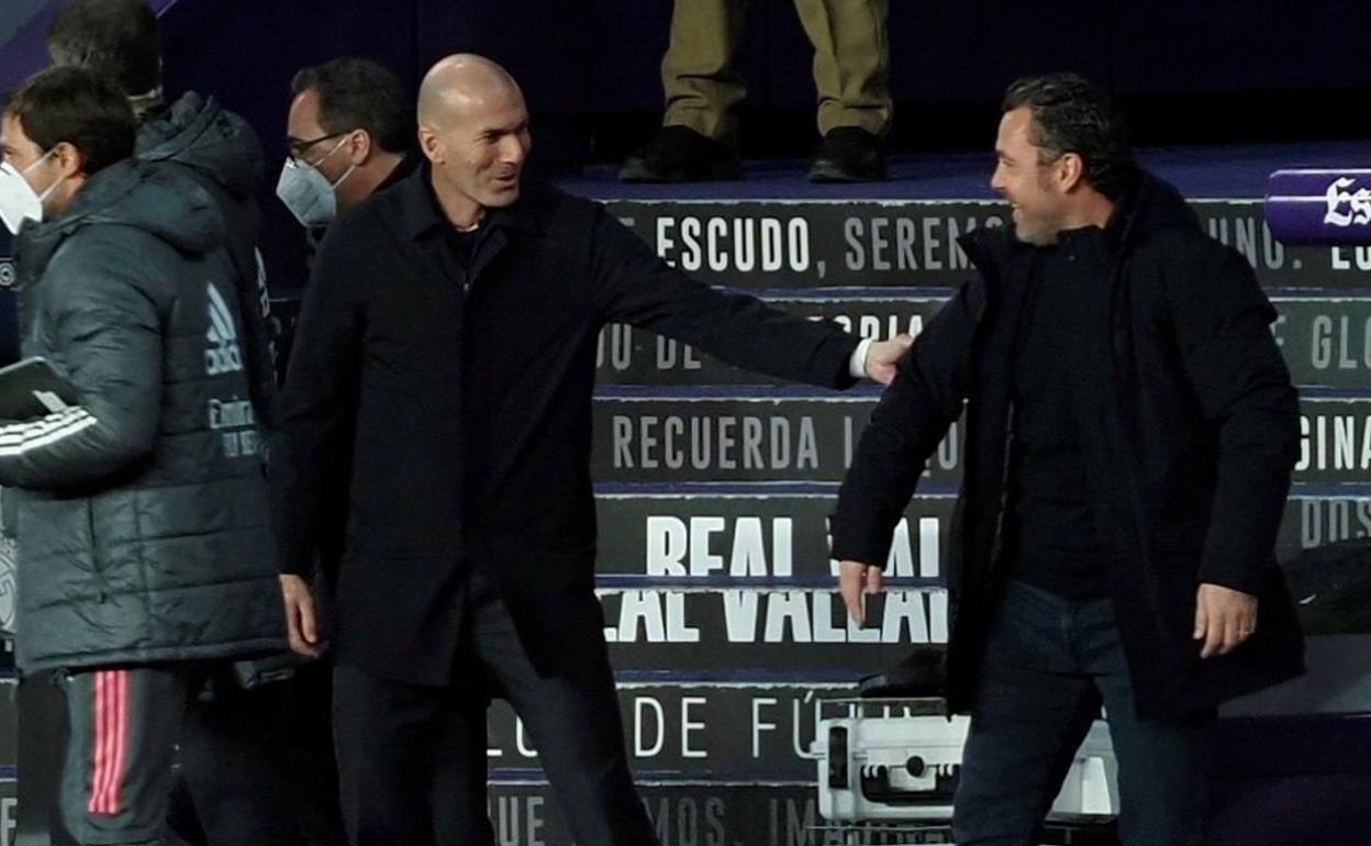 Zidane saluda a Sergio González antes de comenzar el partido. 