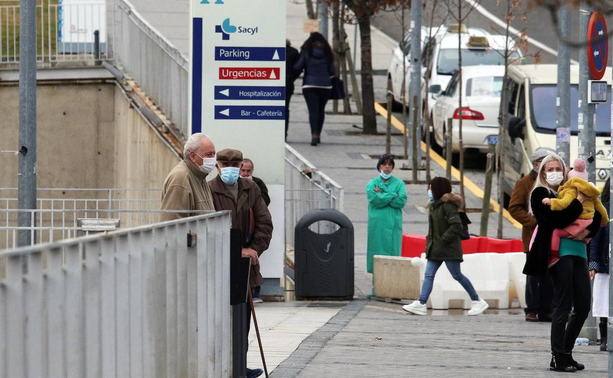 Tránsito de usuarios en las inmediaciones del acceso principal al Hospital General de Segovia. 