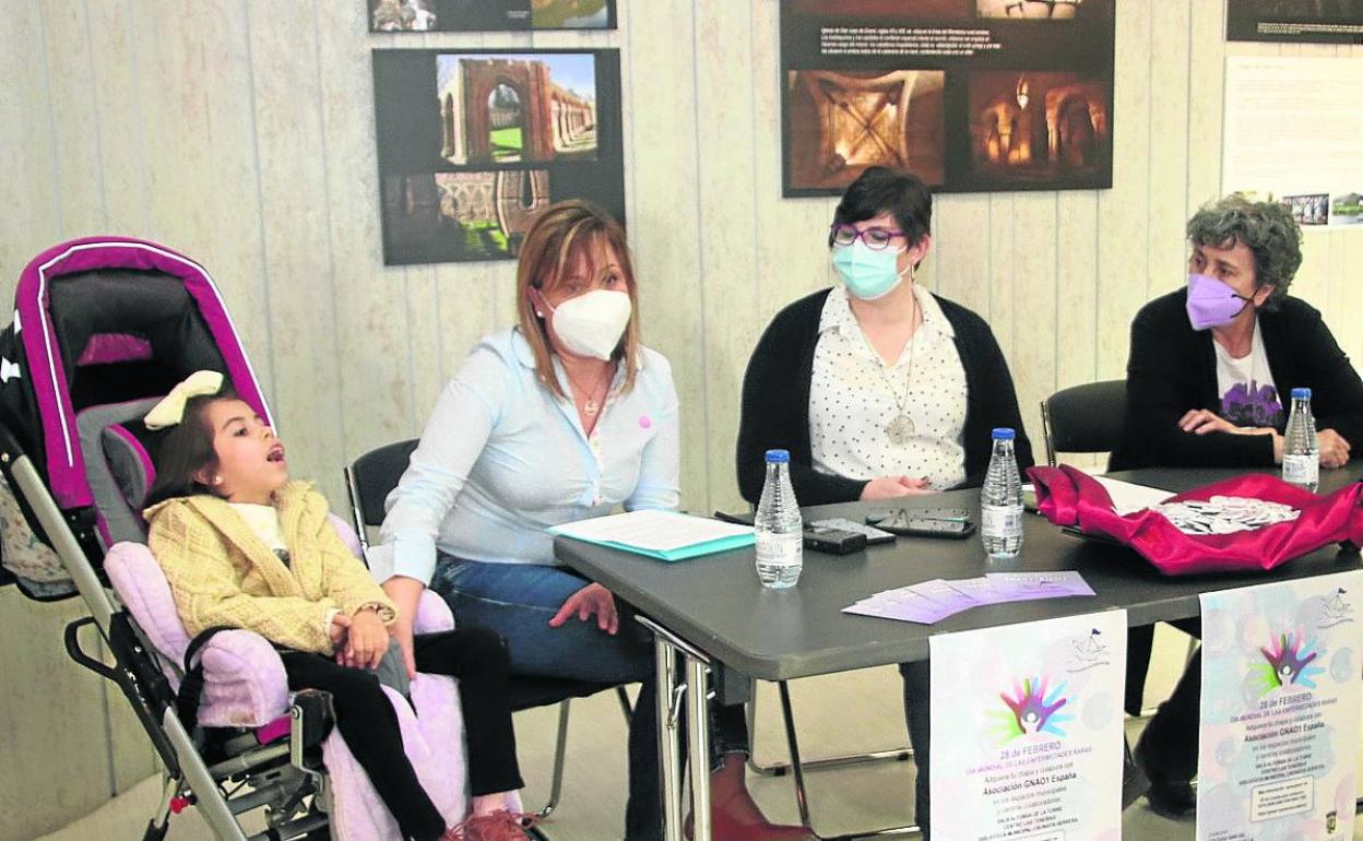De izquierda a derecha, María Yuste, niña que padece la enfermedad; su madre, María Sanz; Raquel Gilsanz, concejala de Educación, y Montse Sanz, concejala de Asuntos Sociales. 