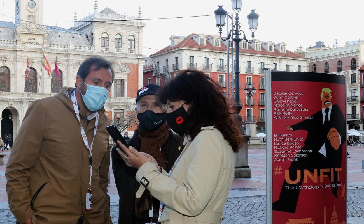 Óscar Puente con el director de la Seminci, Javier Angulo, y la concejala de Cultura, Ana Redondo, en la Plaza Mayor, durante el pasado festival de cine.