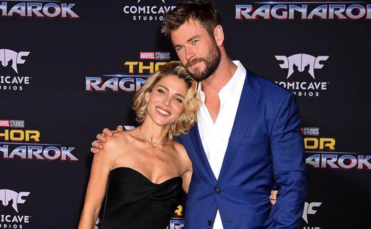 La actriz española Elsa Pataky con su marido, el actor australiano Chris Hemsworth. 