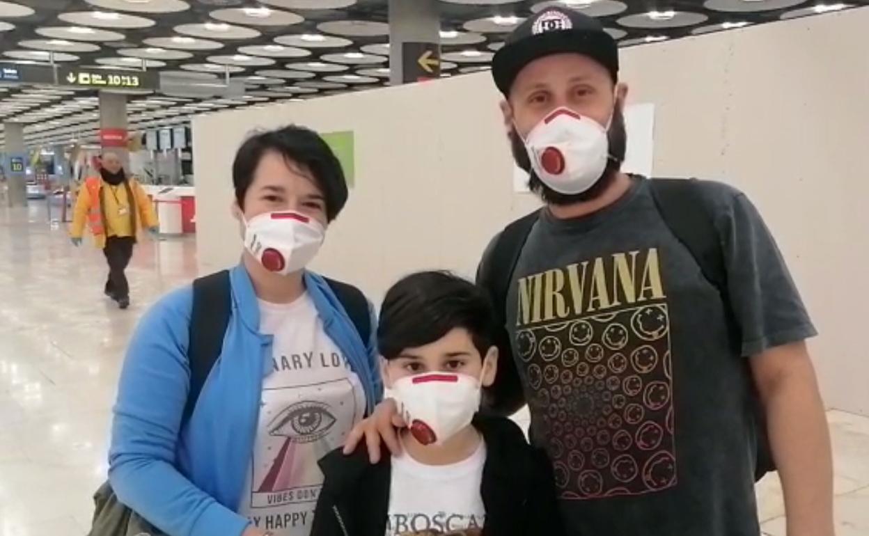 Tres viajeros, en el aeropuerto Adolfo Suárez, en Madrid. 