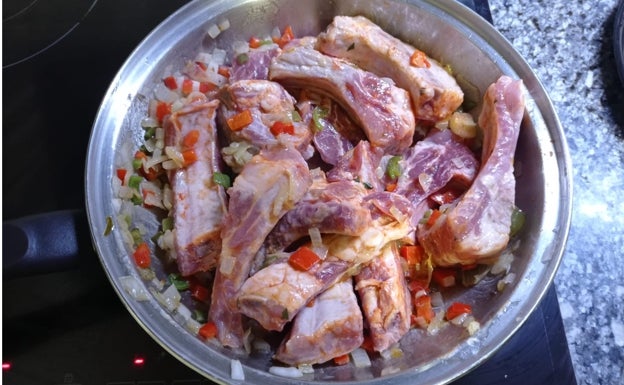 Imagen principal - Diferentes momentos de la elaboración de las patatas con costillas