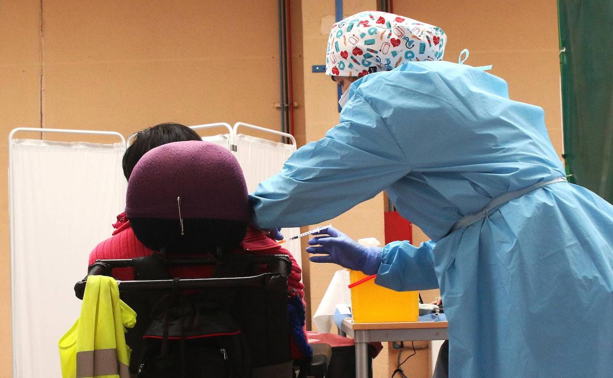 Una persona recibe la vacuna contra la covid en el Pedro Delgado. 