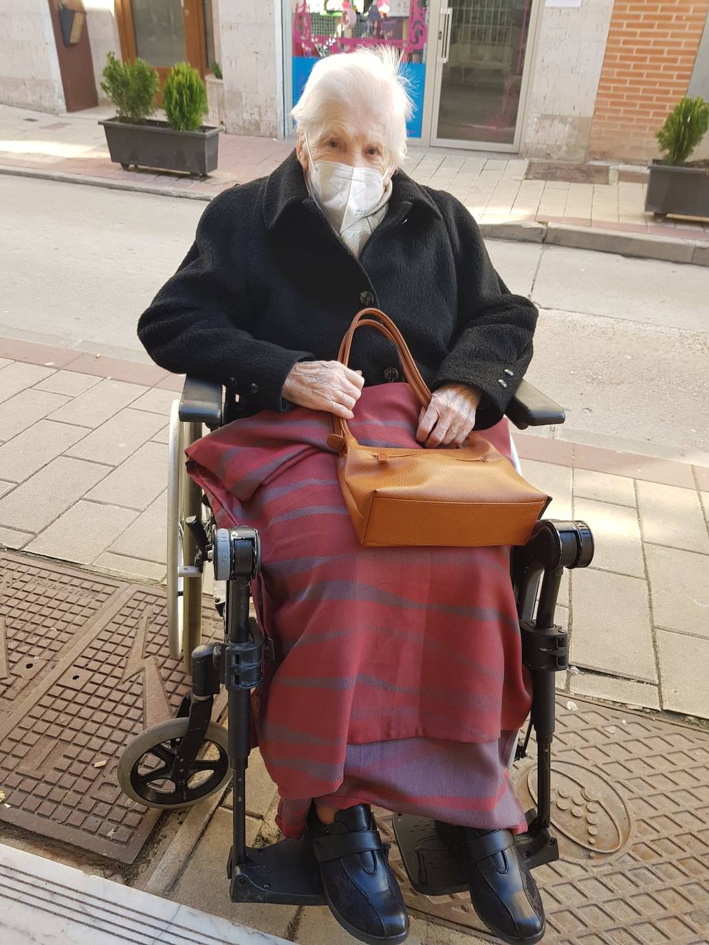 Consuelo Serrador, vallisoletana de 97 años: «Es la primera vacuna de mi vida, estoy encantada»