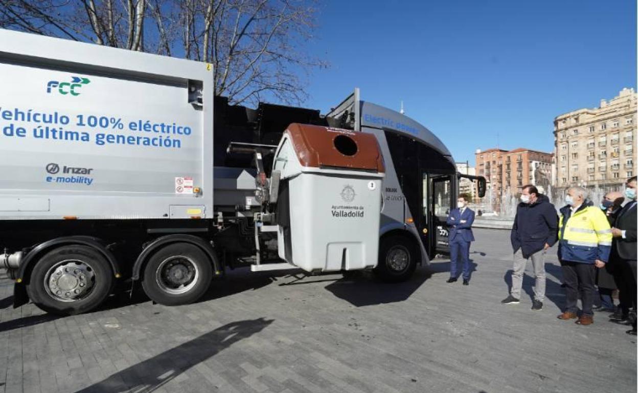 El alcalde sigue el funcionamiento de un camión de recogida de basuras 100% eléctrico que el Ayuntamiento está probando estos días.