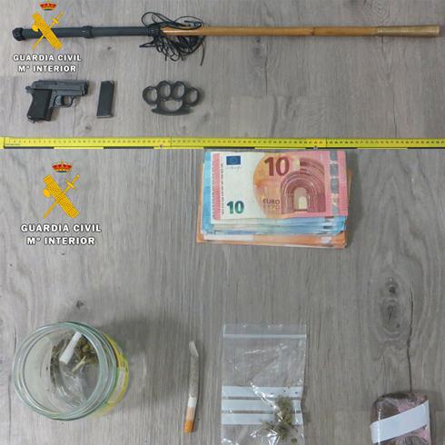 Armas, dinero y drogas incautadas. 