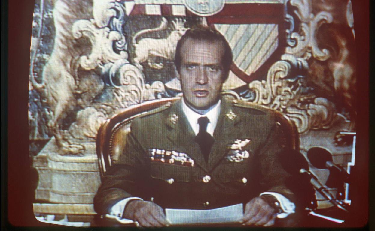 El Rey Don Juan Carlos, durante la emisión de su mensaje a la nación tras el 23-F.