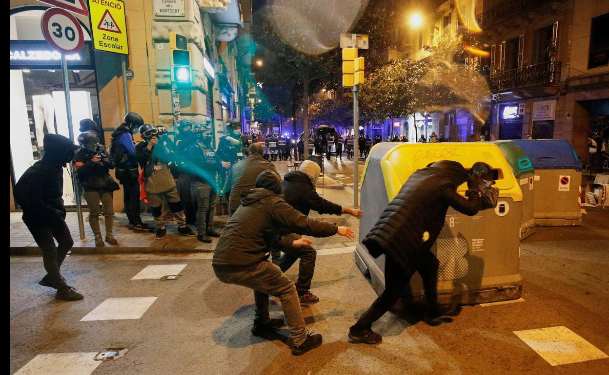Disturbios en Barcelona por la excarcelación del rapero Pablo Hasel.