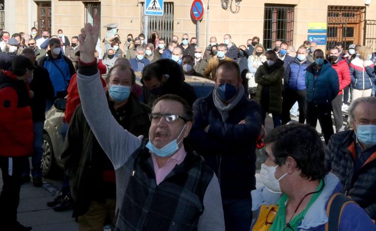 Los hosteleros de Segovia piden la dimisión de Mañueco y ensalzan a Díaz Ayuso