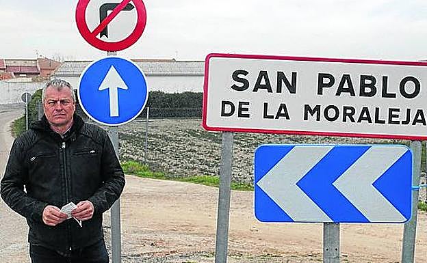 El alcalde de San Pablo, ante la señal del término municipal. 