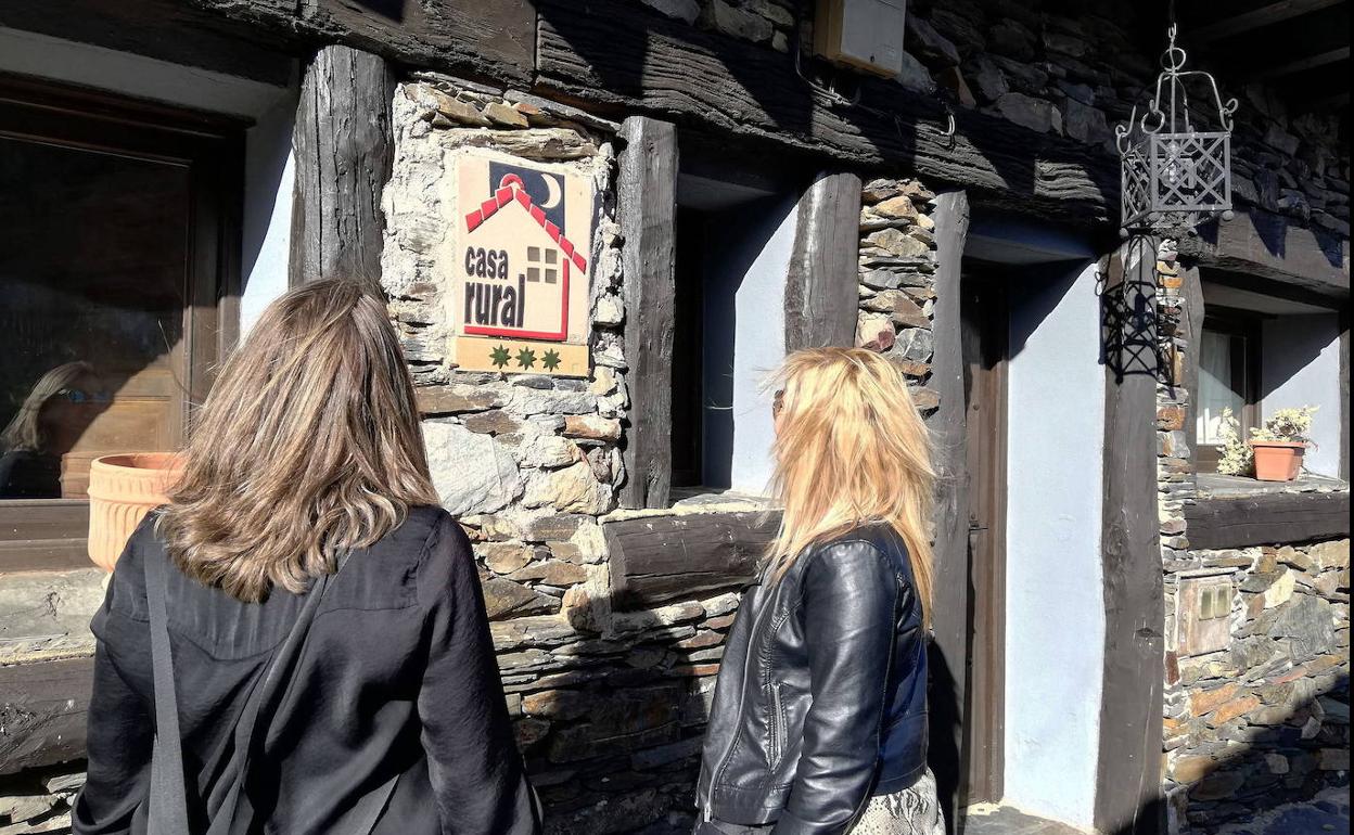 Dos mujeres en la entrada de un alojamiento de turismo rural en la provincia de Segovia. 