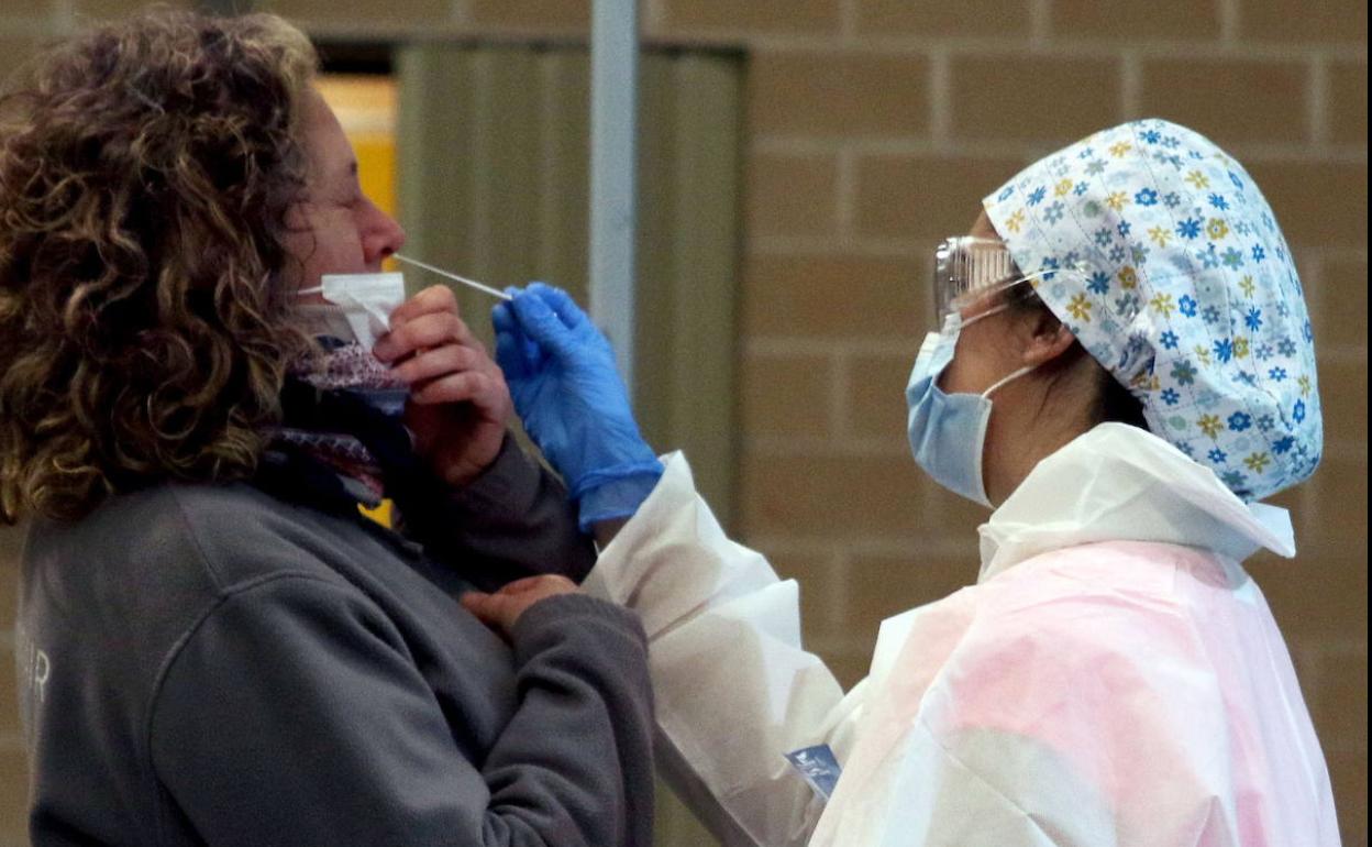 Una mujer se somete a un test durante un cribado masivo en Segovia. 