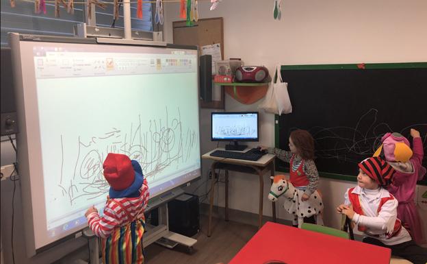 La clase de los más pequeños, disfrazados con motivo del Carnaval. 