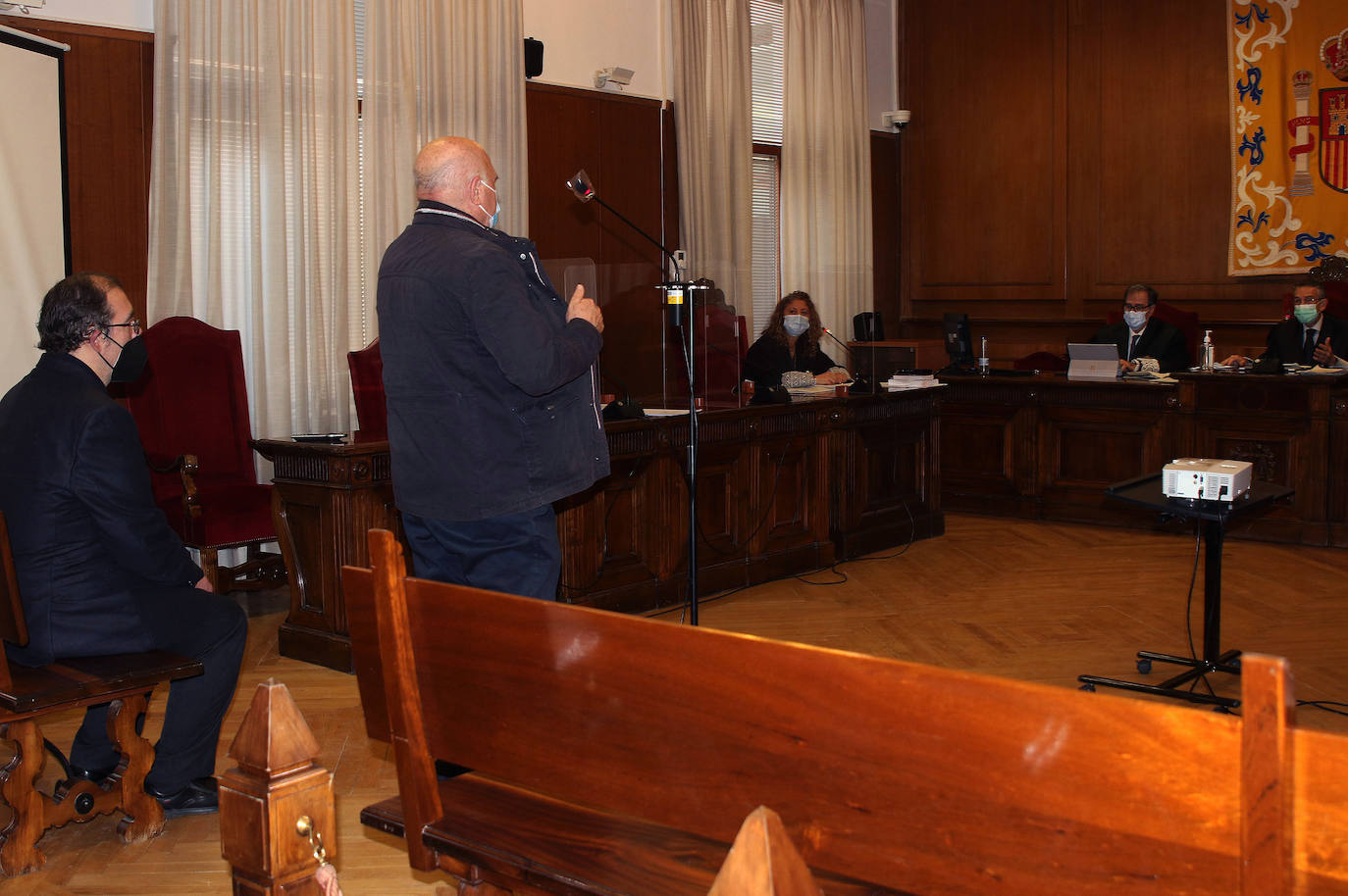 Mariano Parra, de pie, durante el juicio que tuvo lugar ayer en la Audiencia Provincial