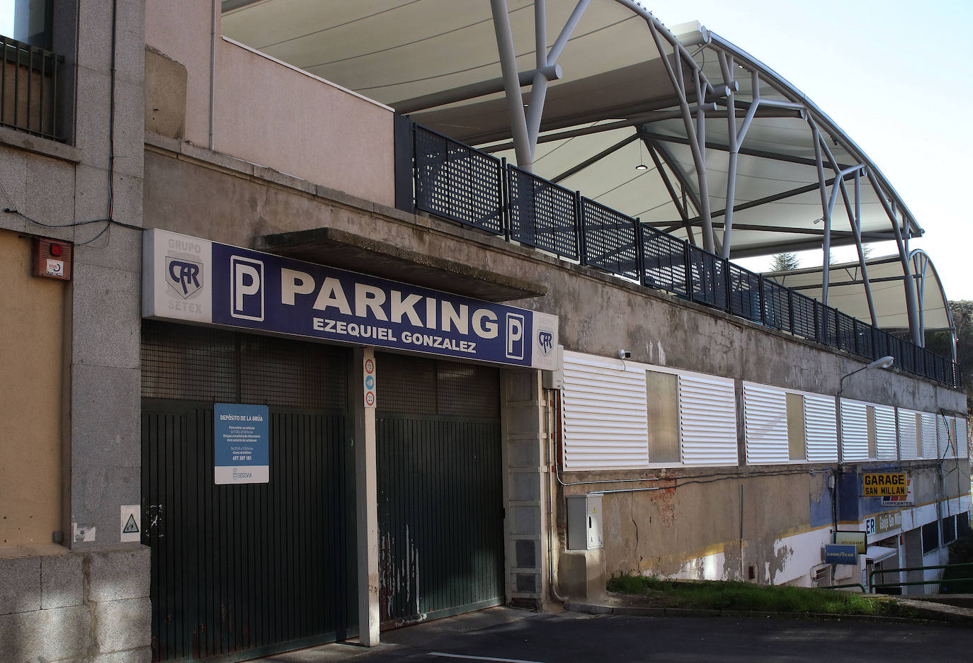 Acceso al aparcamiento de Ezequiel González.
