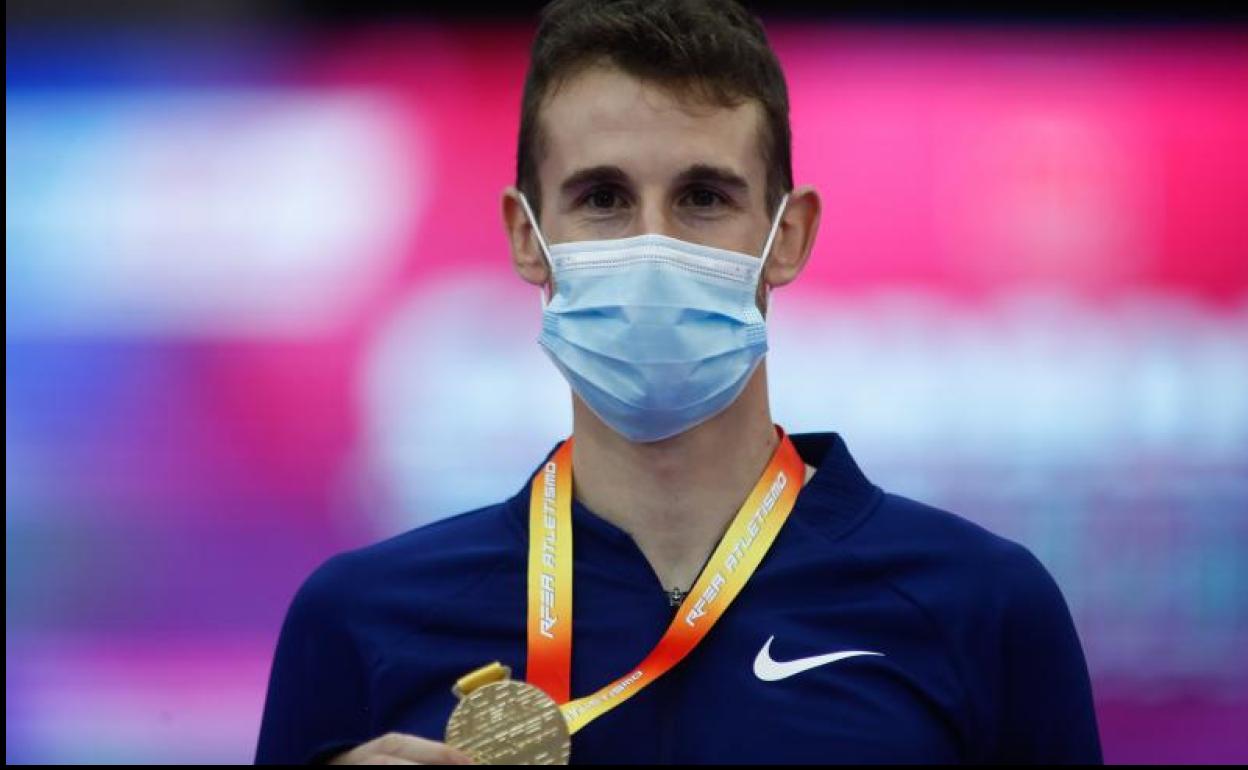 Álvaro de Arriba, con la medalla de campeón de España lograda en Gallur hace unos días.