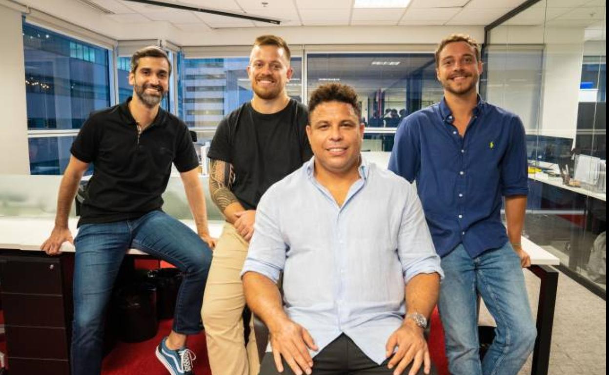 Ronaldo Nazário, junto a Gabriel Lima y los otros socios de Odzz en Brasil