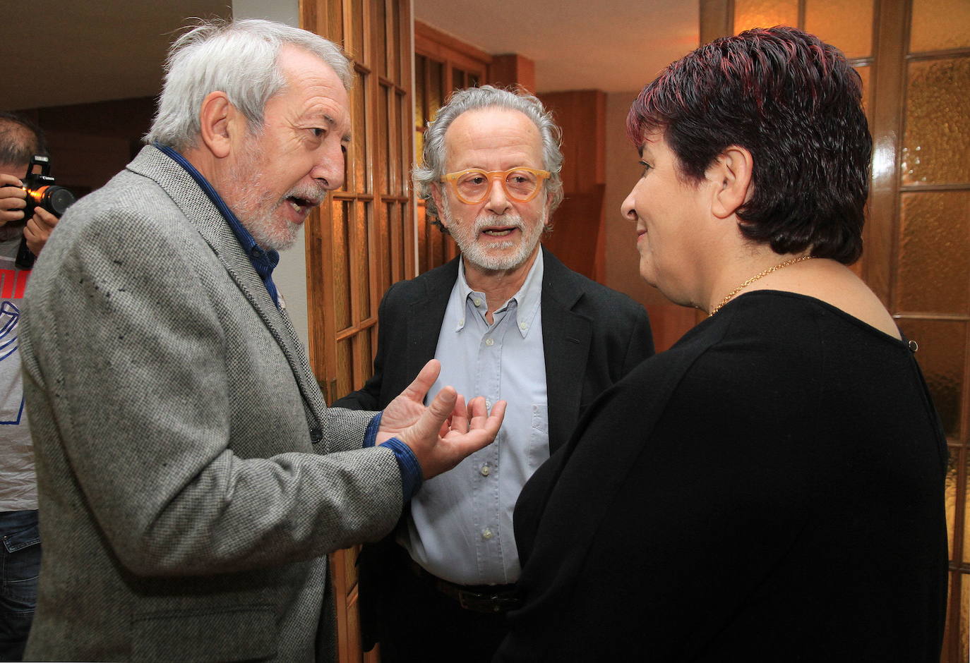 La alcaldesa de Segovia, Clara Luquero, junto al exdirector de Muces, Eliseo de Pablos, y el director de cine Fernando Colomo.