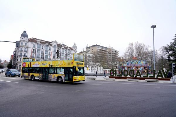 Bus turístico de Valladolid circulando por la Plaza de Zorrilla. 