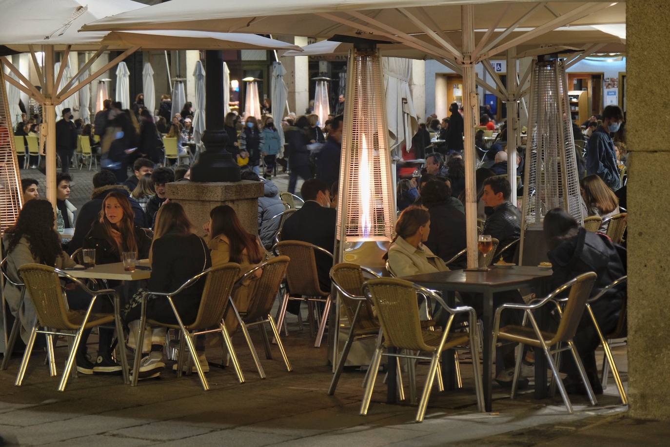 Varios grupos en las terrazas situadas al inicio de la avenida del Acueducto.