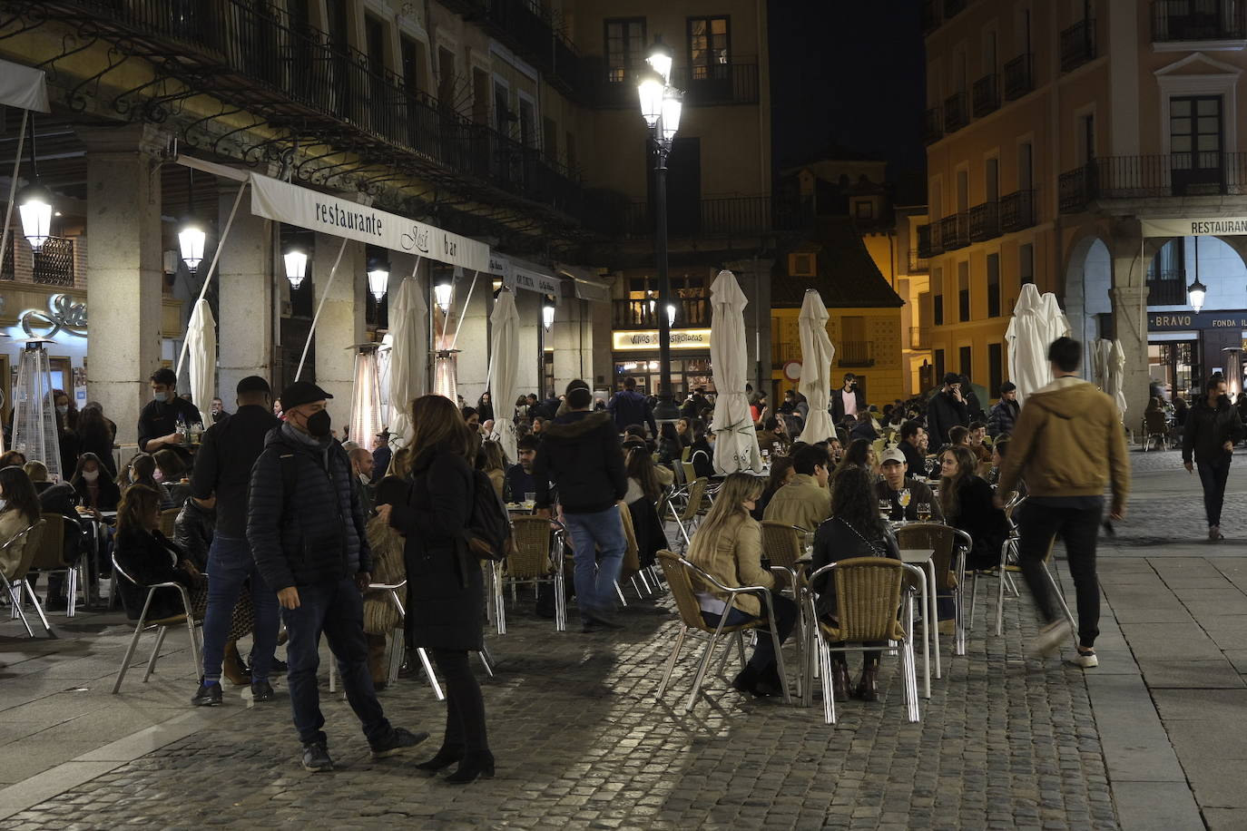 Varios grupos en las terrazas situadas al inicio de la avenida del Acueducto.