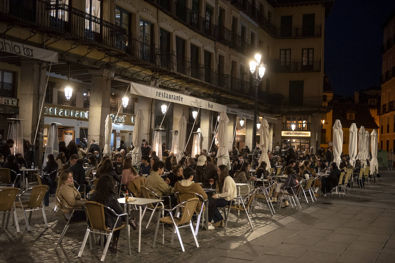 Varios grupos en las terrazas situadas al inicio de la avenida del Acueducto.