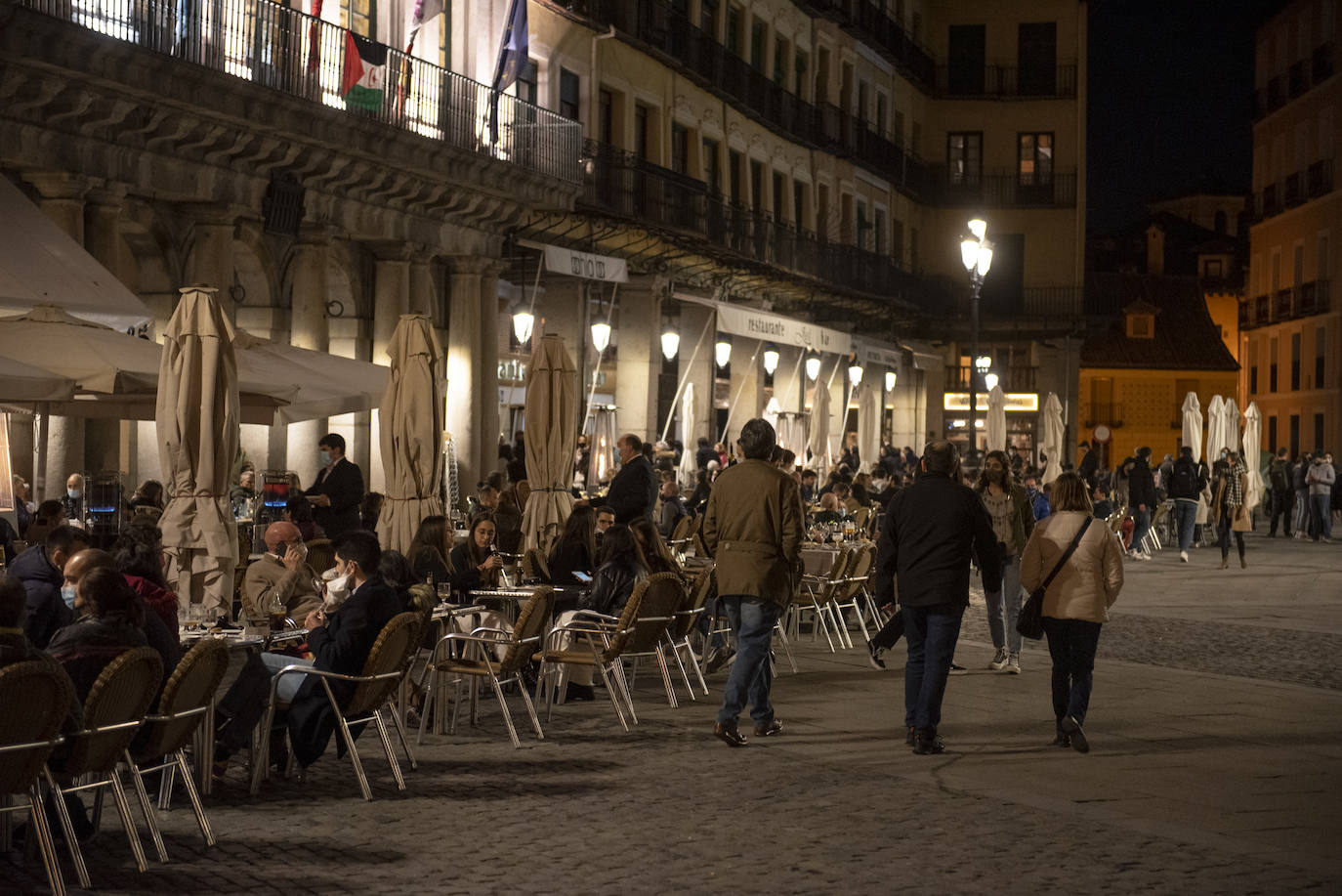 Varios grupos en las terrazas situadas al inicio de la avenida del Acueducto.