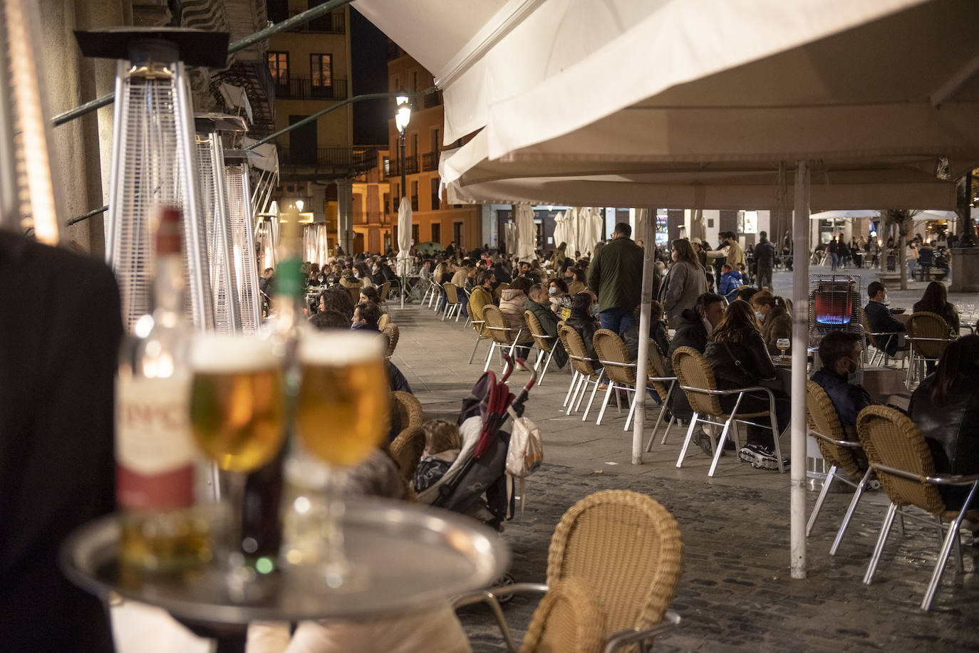 Varios grupos en las terrazas situadas al inicio de la avenida del Acueducto.