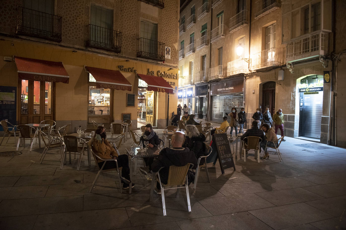Varios grupos en las terrazas situadas al inicio de la avenida del Acueducto.