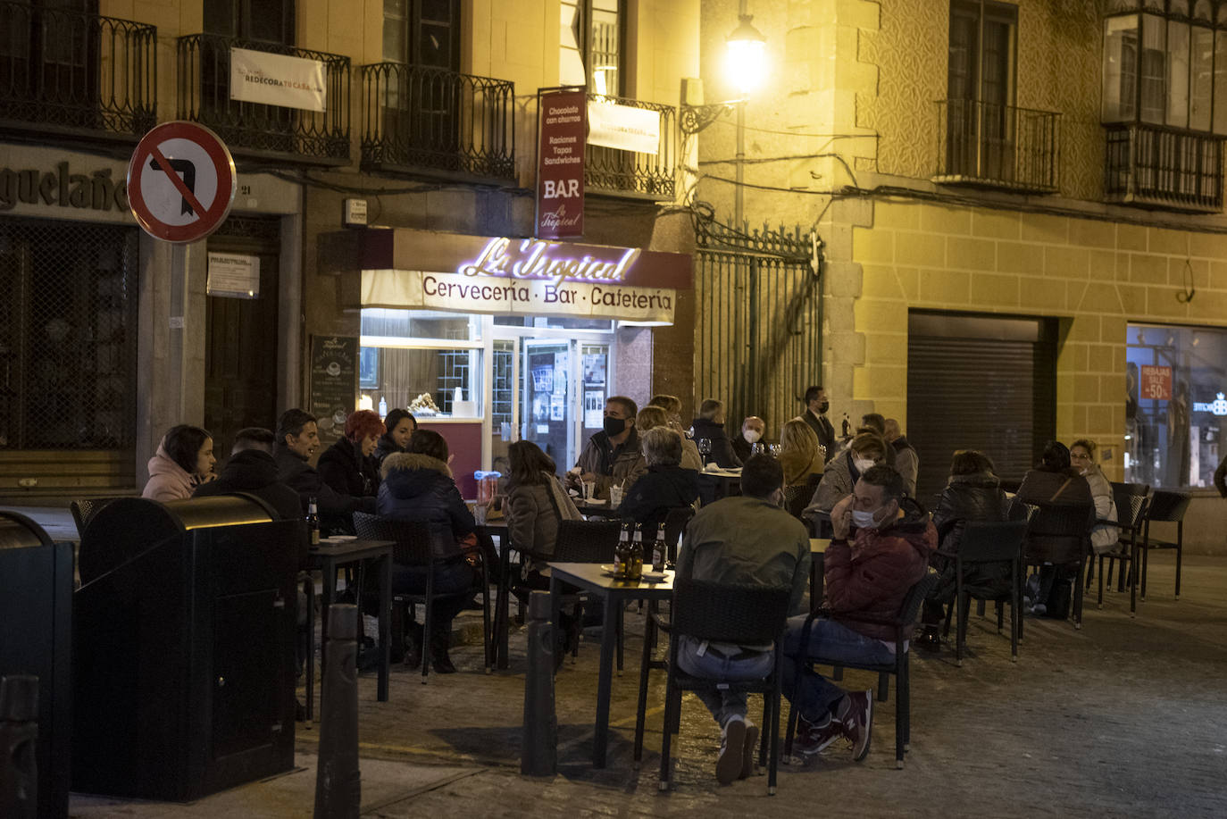 Varios grupos en las terrazas situadas al inicio de la avenida del Acueducto.