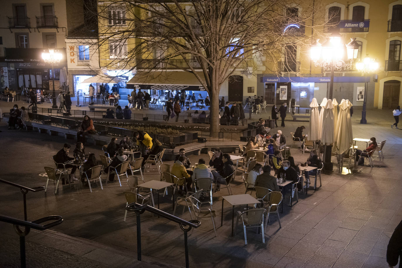 Varios grupos en las terrazas situadas al inicio de la avenida del Acueducto.