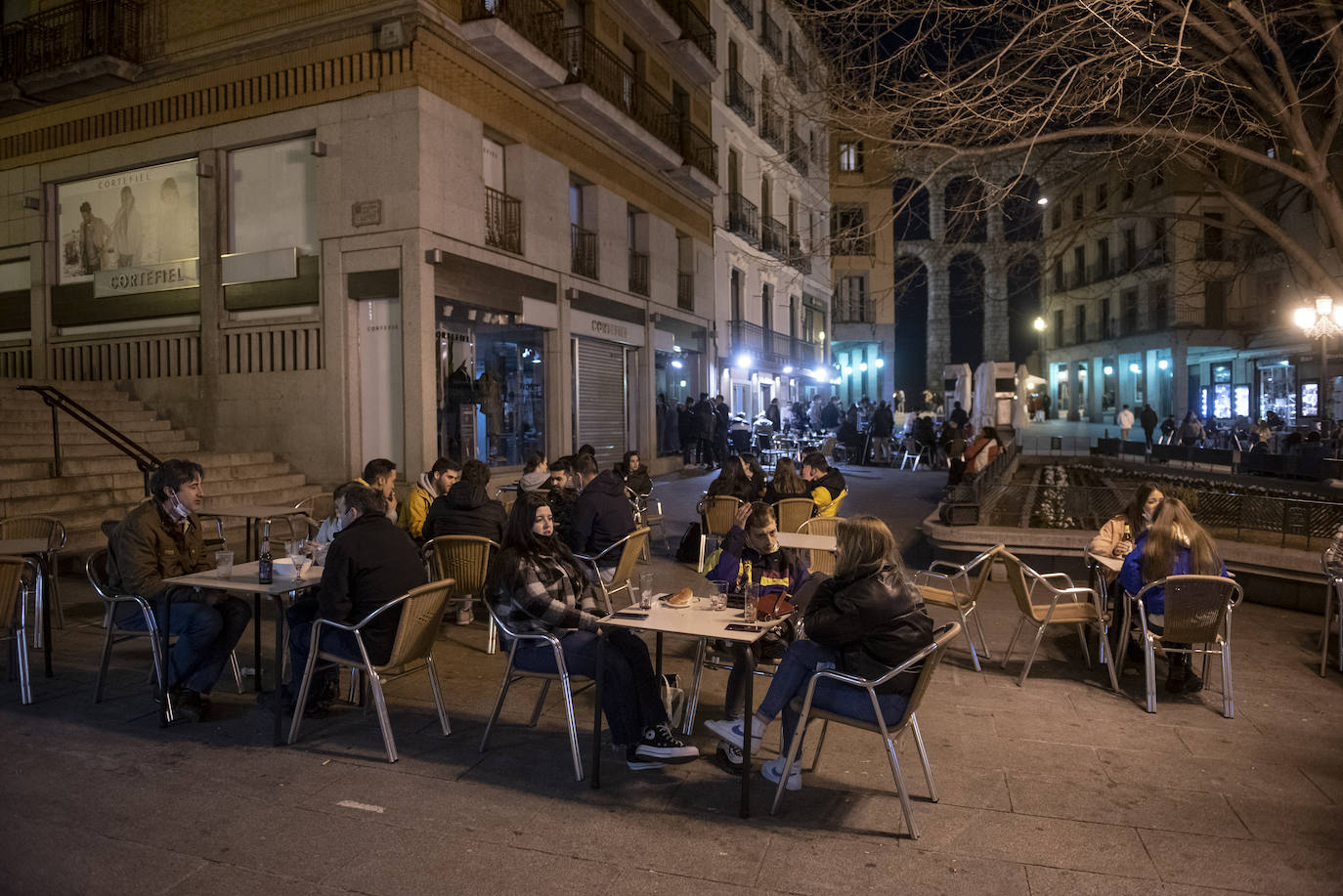 Varios grupos en las terrazas situadas al inicio de la avenida del Acueducto.