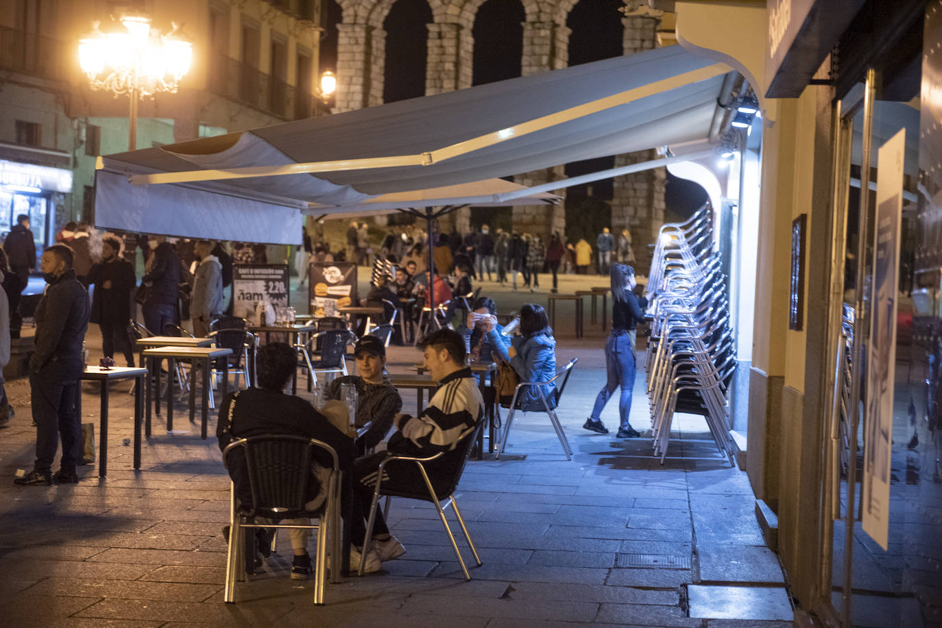 Varios grupos en las terrazas situadas al inicio de la avenida del Acueducto.