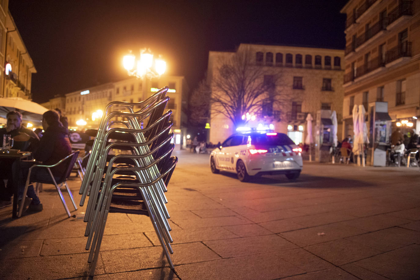 Varios grupos en las terrazas situadas al inicio de la avenida del Acueducto.
