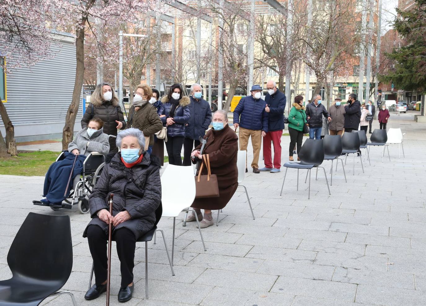 Cola de los mayores de 90 años llamados a la vacunación, esta mañana en el parque del Salón. 