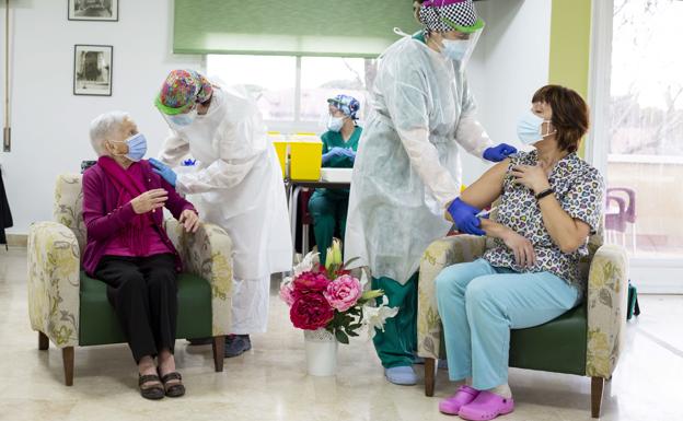 La vacunación de los residentes y las plantillas de los geriátricos frena en seco los contagios