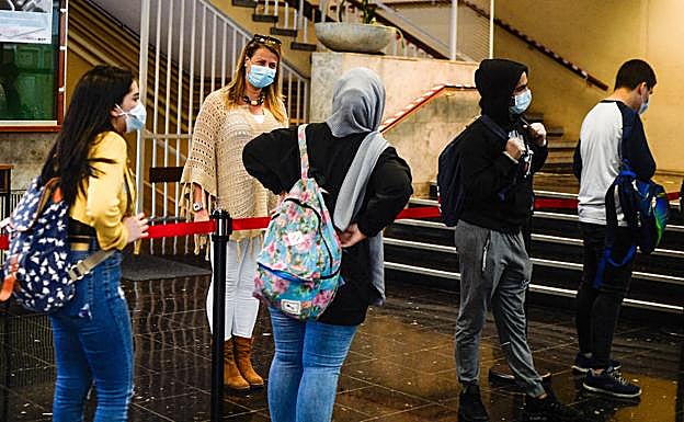 La Estrategia Nacional de Adicciones contempla tanto las adicciones relacionadas con sustancias como otros comportamientos adictivos. 