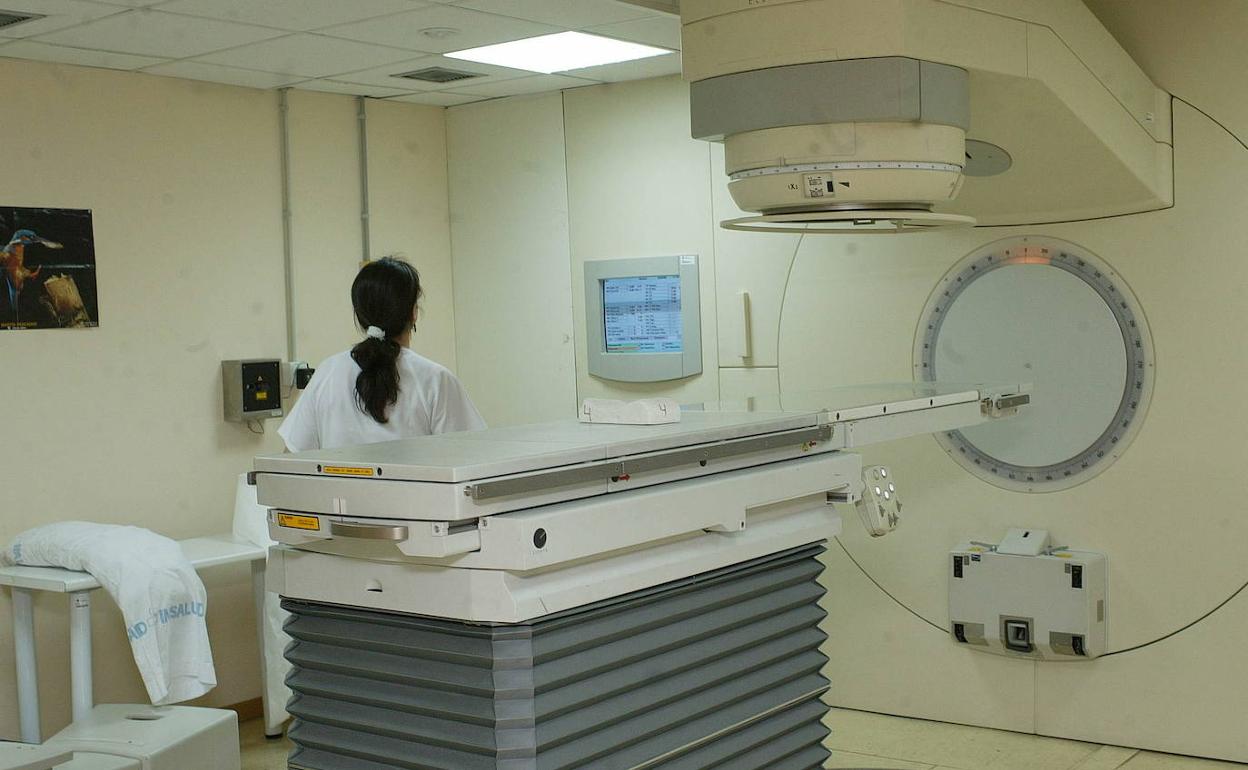 Una enfermera en el Servicio de Radiología del Clínico. 